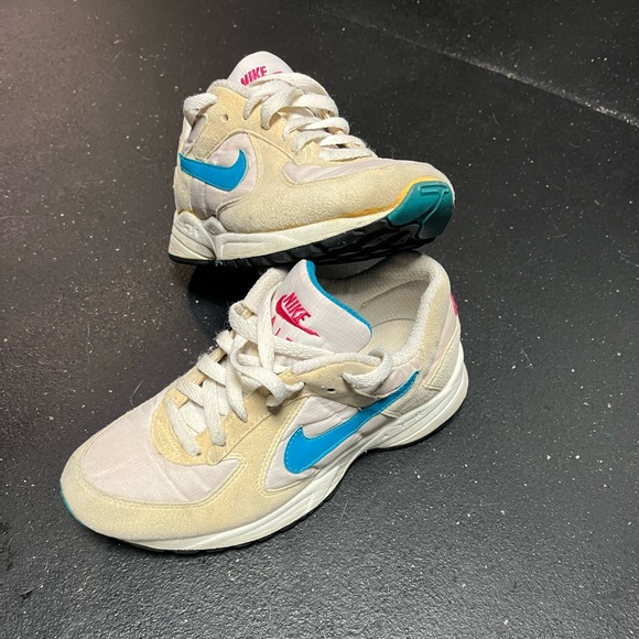 Nike Womens shoe - Picture 2 of 4